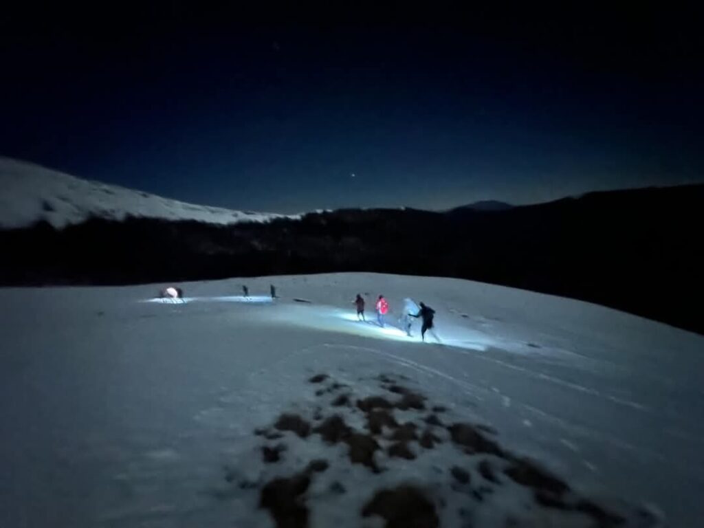 Cinci turiști salvați de echipa Salvamont  după o excursie deosebit de periculoasă în Munții Baiului.