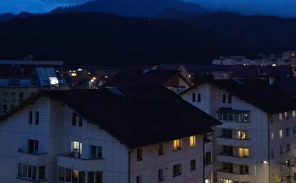 Din această seară vremea se schimbă radical în județul Dâmbovița: Frig, ploi, burniță și vânt puternic Din această seară, județul Dâmbovița se pregătește pentru o schimbare radicală a vremii, care va aduce condiții meteorologice instabile pe parcursul întregii săptămâni.