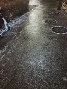 Vremea capricioasă:  Ploaie înghețată și polei în această dimineață în  unele zone din țară. 