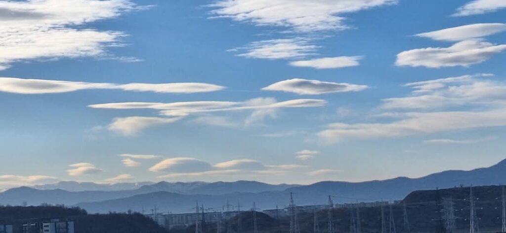 SCHIMBARE RADICALĂ: Astăzi, ne bucurăm de temperaturi primăvăratice, cu soare blând și aer plăcut, însă de la miezul nopții