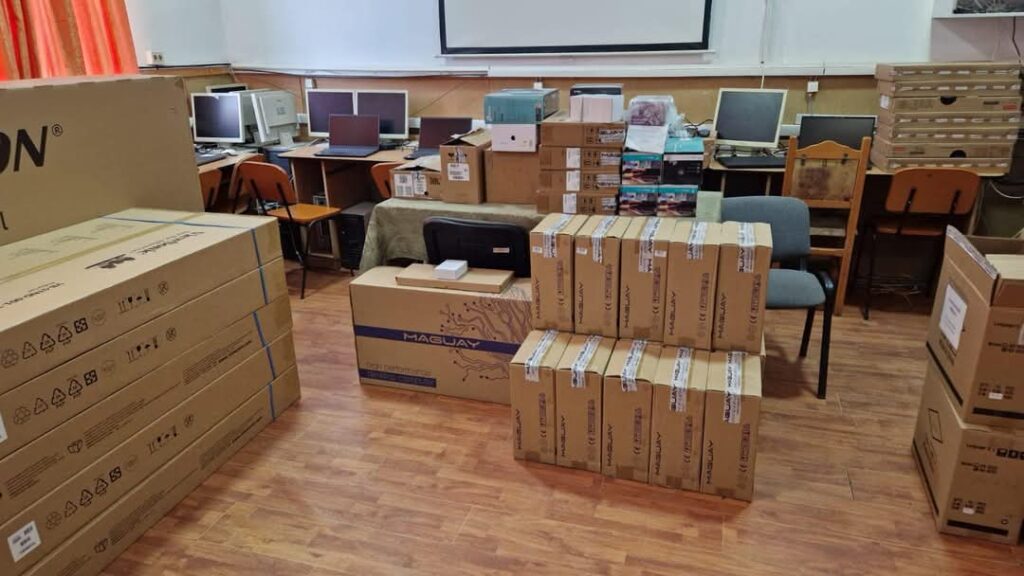 Președintele CJ Dâmbovița, Corneliu Ștefan: Școlile sunt dotate cu echipamente digitale performante CJ Dâmbovița sub conducerea președintelui Corneliu Ștefan, continuă să sprijine digitalizarea școlilor din județ, oferind elevilor dâmbovițeni un instrument esențial pentru dezvoltarea lor academică și profesională.