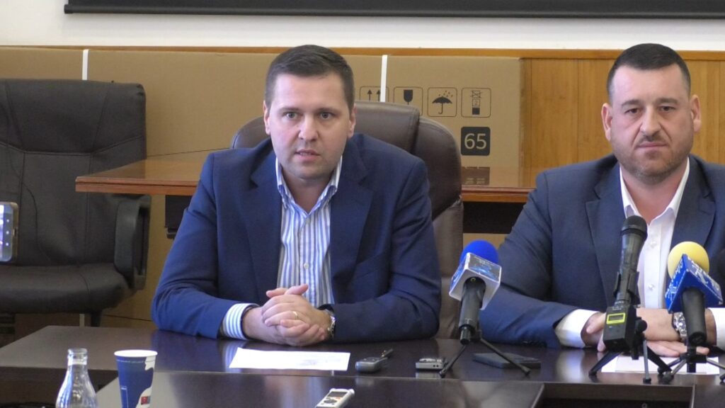 Moreni se pregătește pentru o transformare majoră, investiții importante, implementate de primarul Gabriel Purcaru. VIDEO Municipiul Moreni are mari planuri de dezvoltare! În cadrul primei conferințe de presă organizate de la preluarea mandatului, primarul Gabriel Purcaru, alături de președintele Consiliului Județean Dâmbovița, Corneliu Ștefan, a detaliat viziunea pentru transformarea orașului, cu investiții de aproximativ 40 de milioane de euro, fonduri europene și naționale.