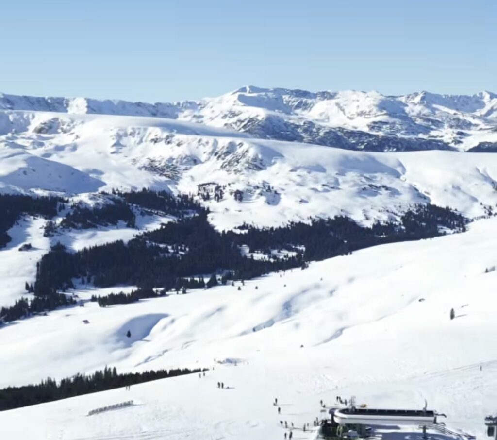 Peisaje de basm la Domeniul Schiabil Transalpina – Voineasa Domeniul Schiabil Transalpina, situat în Voineasa, Vâlcea, este destinația perfectă pentru iubitorii de natură și sporturi de iarnă.