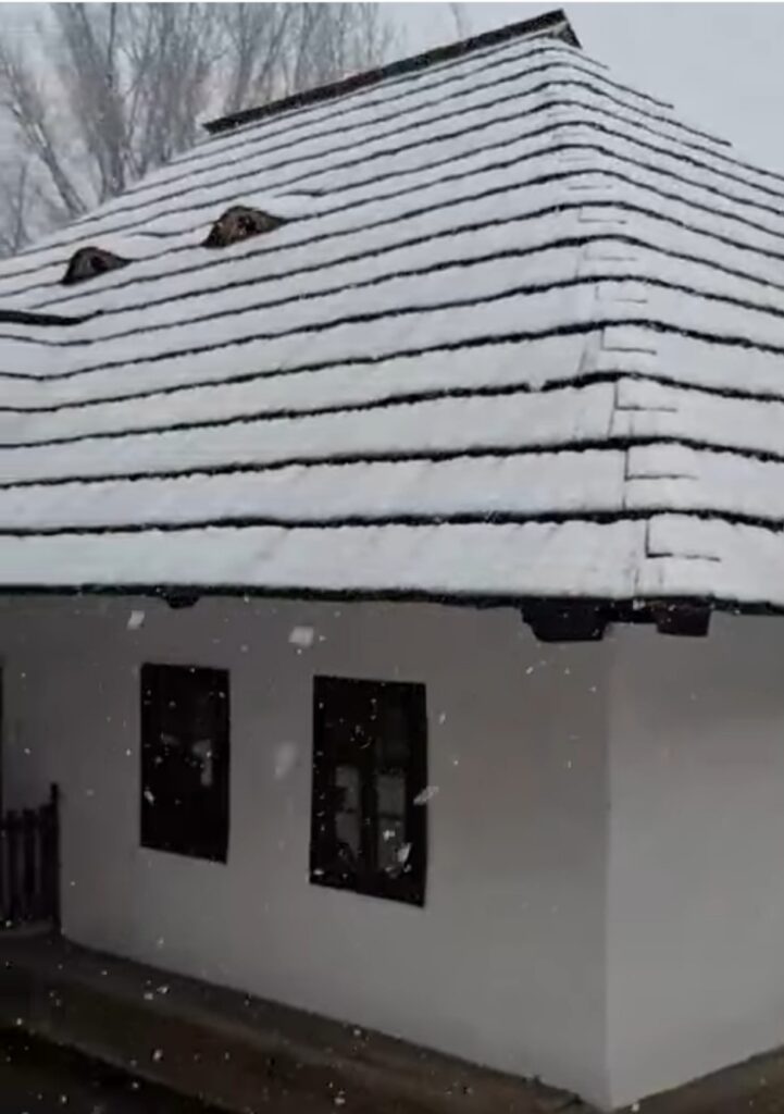 Februarie- „Luna Lupilor”: Tradiții și obiceiuri Februarie, cunoscută și sub numele de „Făurar” sau „luna lupilor”, prinde viață la Muzeul Satului Bucovinean, unde vizitatorii sunt invitați