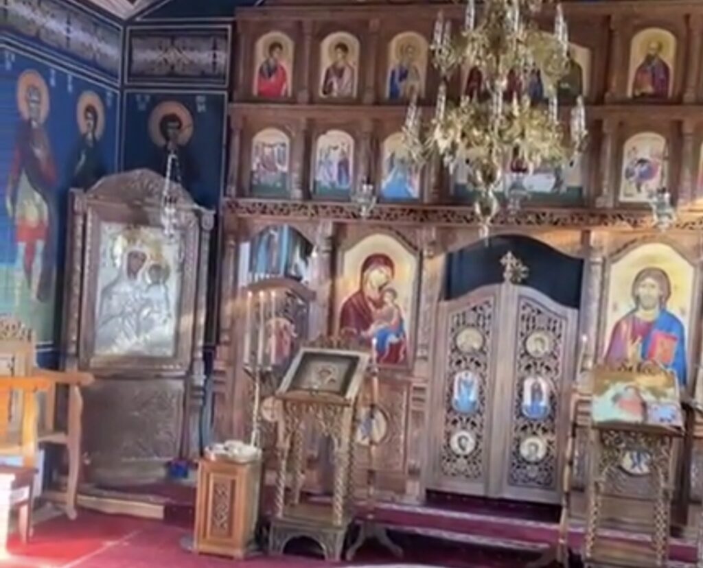 Mănăstirea Piatra Tăieturii, un loc sacru și plin de liniște, se află la marginea lumii, în mijlocul naturii. Așezată pe un colț de munte