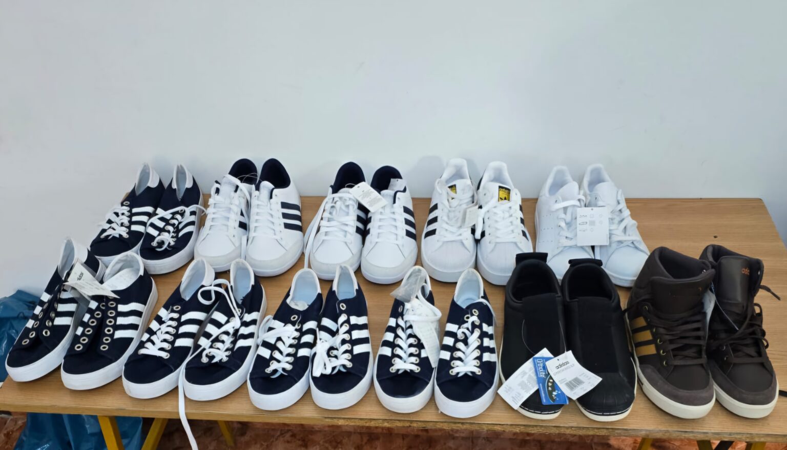 Jandarmii dâmbovițeni au depistat o femeie care vindea produse contrafăcute în Piața Bărăției Jandarmii dâmbovițeni, în timp ce acţionau pentru prevenirea faptelor antisociale au depistat, duminică, 23 februarie