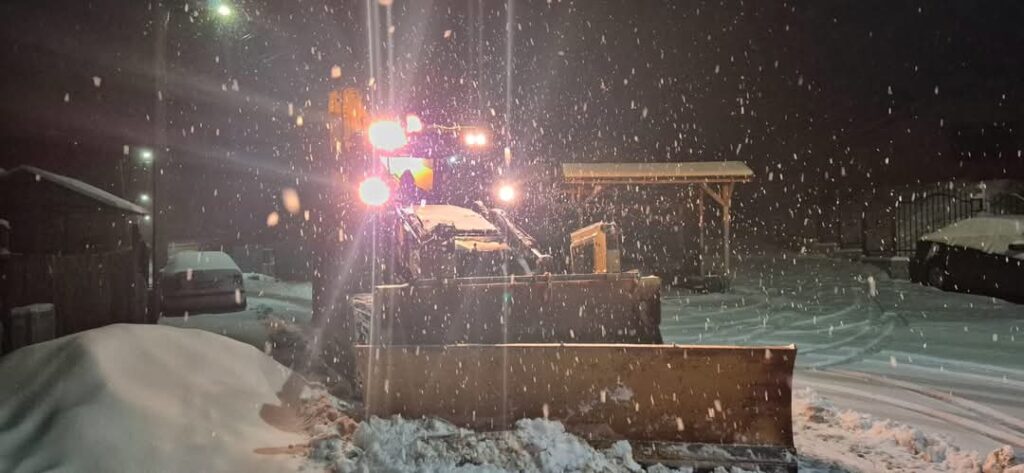 În comuna Răzvad se lucrează la deszăpezire, într-o declarație importantă făcută în această dimineață, primarul Emanuel Spătaru a anunțat