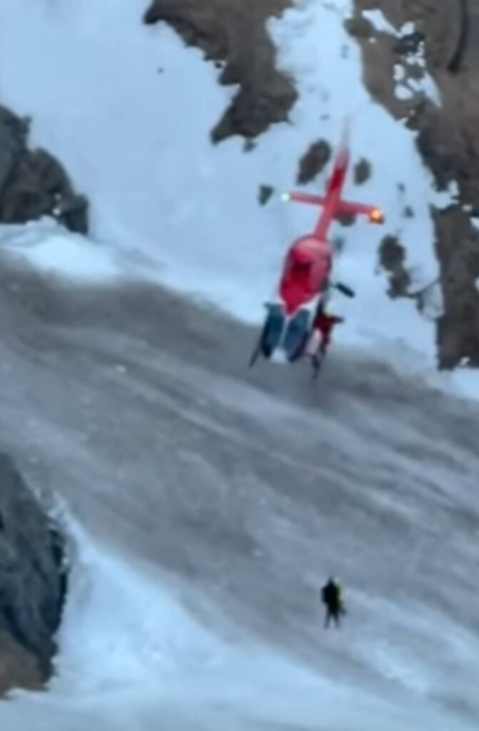 Salvarea cu elicopterul a trei turiști blocați în zona Jepii Mici.