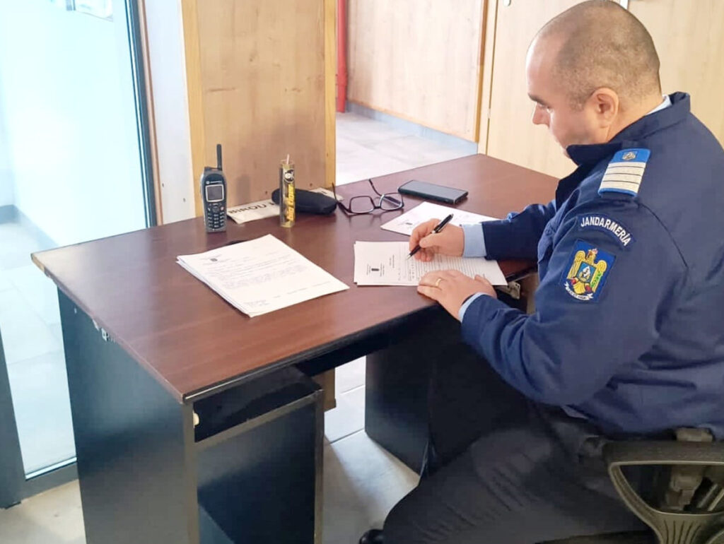 Vigilența jandarmului a previnit un incident grav la Judecătoria Târgoviște Vigilența jandarmului a previnit un incident grav la Judecătoria Târgoviște, în data de 11 februarie, un bărbat de 23 de ani a fost surprins încercând să pătrundă