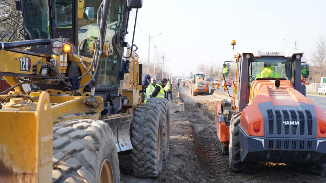 Lucrările pe DN 71 Bâldana- Târgoviște sunt în plină desfășurare, președintele Consiliului Județean Dâmbovița, Corneliu Ștefan, a efectuat ieri o vizită de lucru pe drumurile naționale DN 71 Bâldana - Târgoviște și DN 7 Bâldana - Titu, alături de secretarul de stat în Ministerul Transporturilor, Ionuț Săvoiu, primarul comunei Tărtășești, Cristian Tudorache, și reprezentanți ai constructorilor.