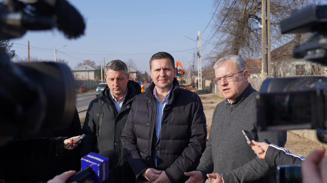 Lucrările pe DN 71 Bâldana- Târgoviște sunt în plină desfășurare, președintele Consiliului Județean Dâmbovița, Corneliu Ștefan, a efectuat ieri o vizită de lucru pe drumurile naționale DN 71 Bâldana - Târgoviște și DN 7 Bâldana - Titu, alături de secretarul de stat în Ministerul Transporturilor, Ionuț Săvoiu, primarul comunei Tărtășești, Cristian Tudorache, și reprezentanți ai constructorilor.