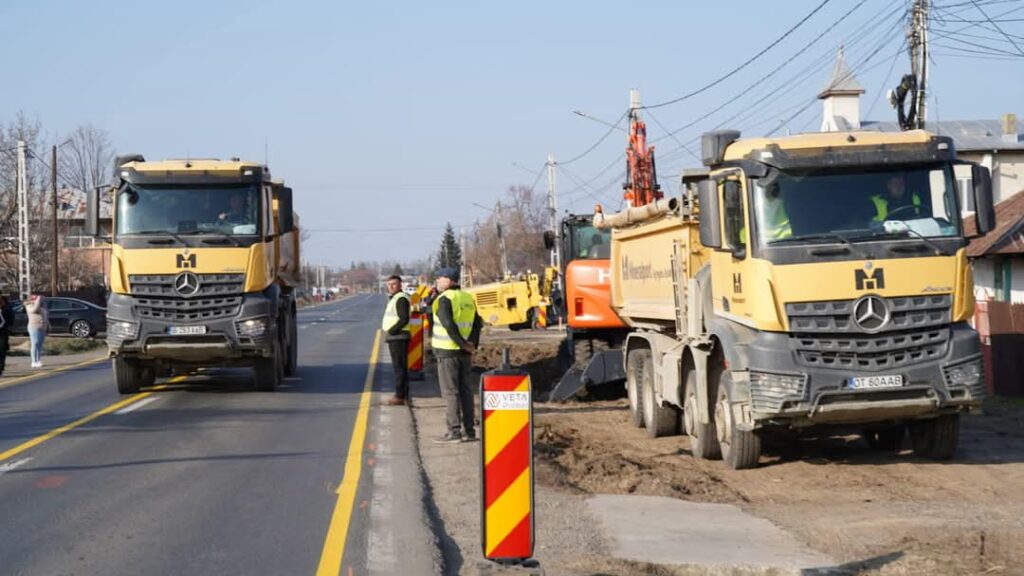 Lucrările pe DN 71 Bâldana- Târgoviște sunt în plină desfășurare, președintele Consiliului Județean Dâmbovița, Corneliu Ștefan, a efectuat ieri o vizită de lucru pe drumurile naționale DN 71 Bâldana - Târgoviște și DN 7 Bâldana - Titu, alături de secretarul de stat în Ministerul Transporturilor, Ionuț Săvoiu, primarul comunei Tărtășești, Cristian Tudorache, și reprezentanți ai constructorilor.