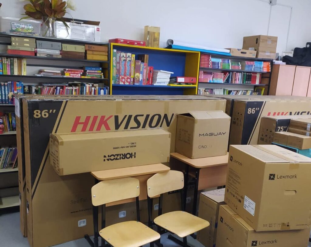 CJ  Dâmbovița, condus de președintele Corneliu Ștefan, face un pas semnificativ în modernizarea sistemului educațional local, anunțând livrarea de echipamente