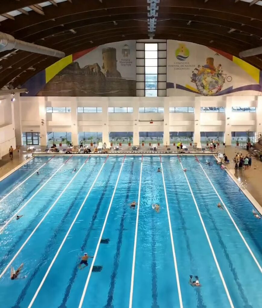 Târgoviște, exemplu de succes în promovarea sportului: Peste 1000 de copii înoată zilnic la Complexul Turistic de Natație Primăria Târgoviște, sub conducerea primarului Daniel Cristian Stan, continuă să investească în educația și sănătatea tinerelor generații.