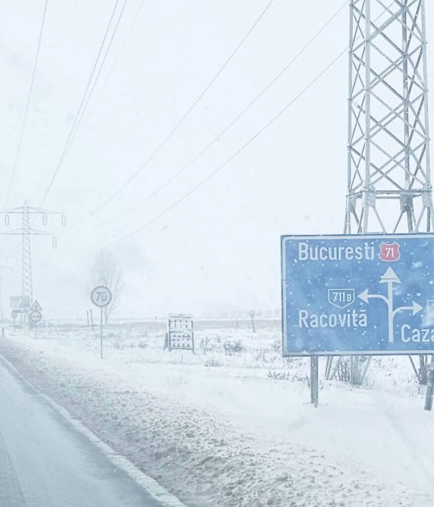 Atenționare importantă pentru șoferi, în  contextul atenționărilor meteorologice de cod galben, autoritățile din județul nostru îndeamnă conducătorii auto să circule cu o atenție sporită și să își adapteze viteza la condițiile meteo.