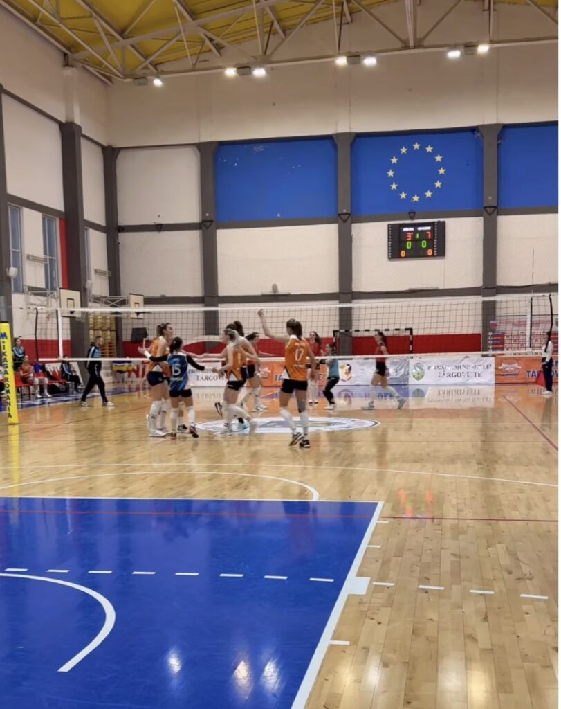Echipa de volei CSM Târgoviște încheie sezonul regulat cu o înfrângere, dar rămâne optimistă pentru Play-off Echipa de volei CSM Târgoviște a pierdut aseară ultimul meci din campionatul regulat, în fața celor de la CSM Lugoj, scor 0-3.