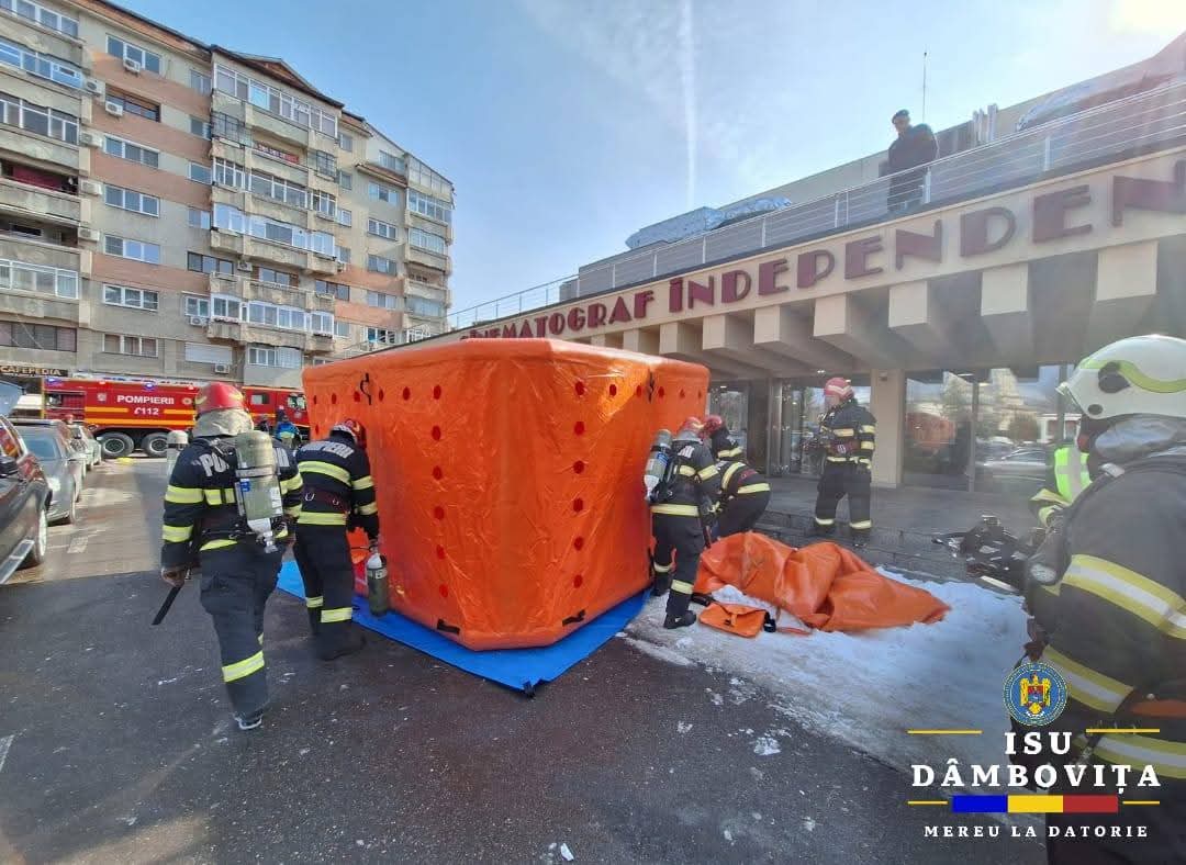 Exercițiu de intervenție la Cinematograful Independența: Pompierii dâmbovițeni, pregătiți pentru situații de urgență majore