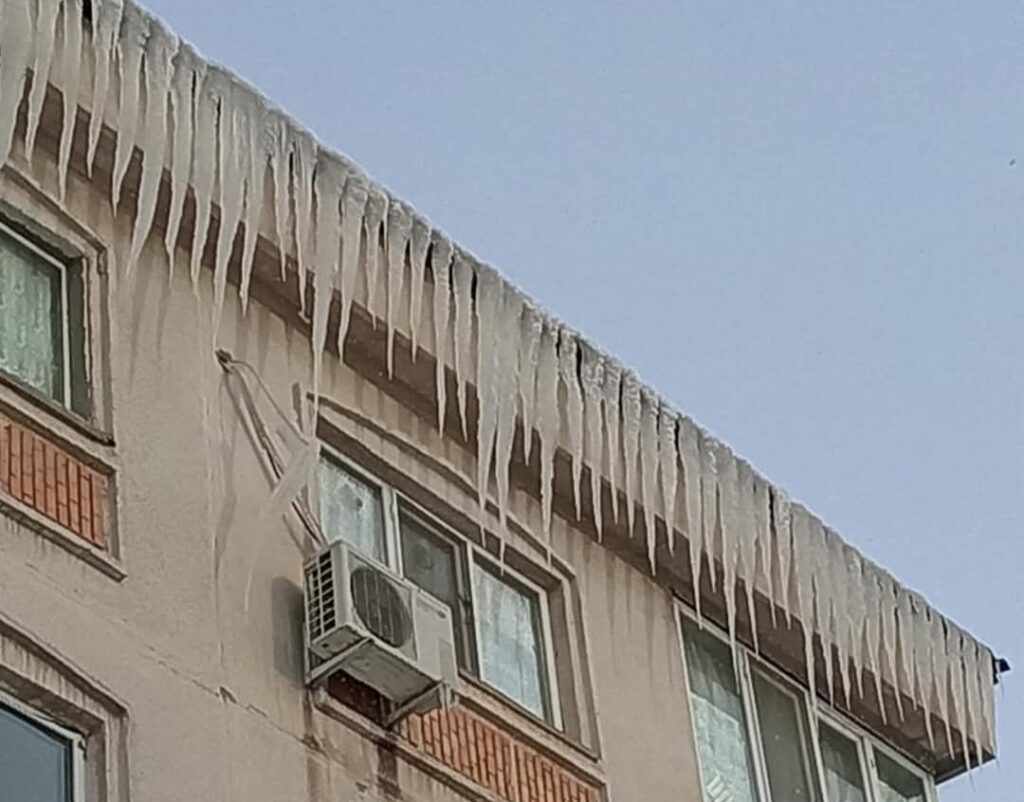 Astăzi, în Târgoviște, dimineața a început cu o atmosferă rece și o senzație de iarnă autentică. La ora 9:00, termometrele indicau -7 grade Celsius, iar temperatura resimțită a fost de -8°C, făcând ca locuitorii să simtă pe pielea lor frigul intens al unei zile de iarnă.