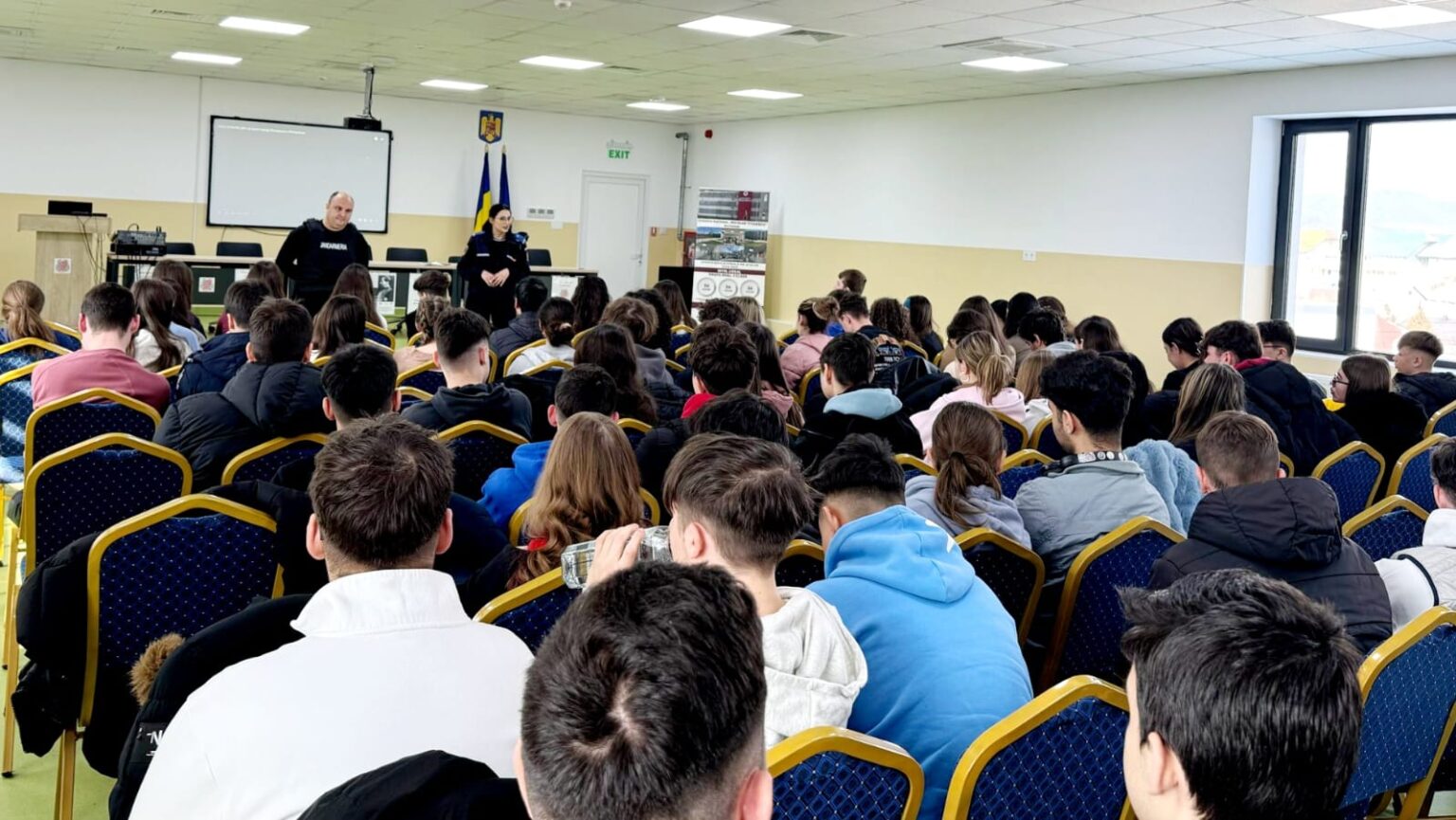 Jandarmii din cadrul Inspectoratului Județean de Jandarmi Dâmbovița au avut o întâlnire educativă deosebită cu elevii de la Colegiul Național