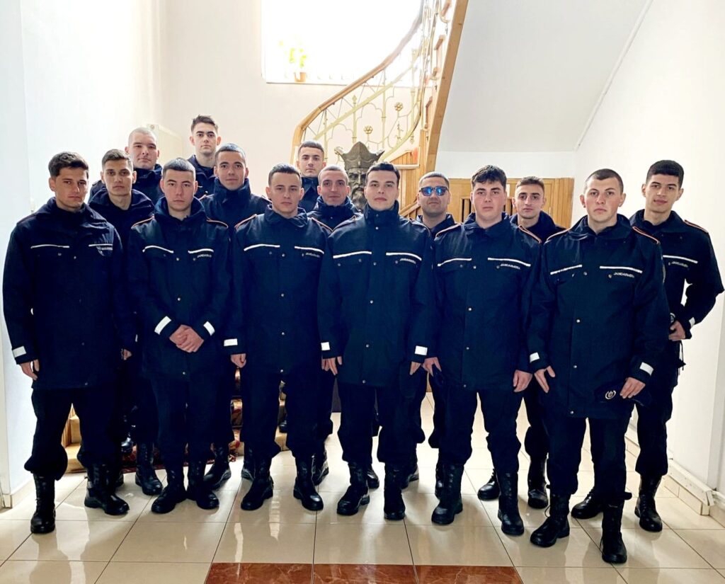 16 elevi ai Școlii Militare de Subofițeri Drăgășani, în stagiu de practică la Jandarmeria Dâmbovița 16 elevi ai Școlii Militare de Subofițeri de Jandarmi „Grigore Alexandru Ghica” din Drăgășani se află în plin stagiu de practică la Inspectoratul de Jandarmi Județean Dâmbovița. Timp de aproape două săptămâni, aceștia vor avea ocazia să aplice cunoștințele acumulate în școală, desfășurând activități în cadrul structurilor de pază, protecție instituțională și ordine publică.
