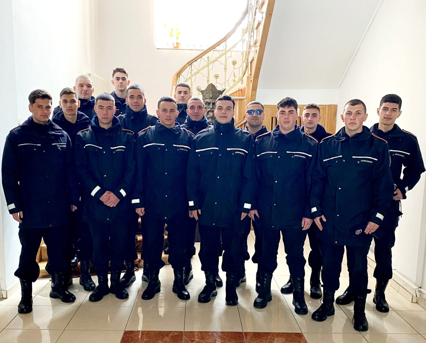 16 elevi ai Școlii Militare de Subofițeri de Jandarmi „Grigore Alexandru Ghica” din Drăgășani se află în plin stagiu de practică la Inspectoratul de Jandarmi Județean Dâmbovița. Timp de aproape două săptămâni, aceștia vor avea ocazia să aplice cunoștințele acumulate în școală, desfășurând activități în cadrul structurilor de pază, protecție instituțională și ordine publică.