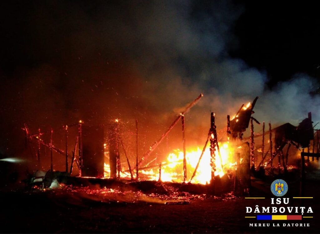 Incendiu devastator, noaptea trecută, în jurul orei 04:20, pompierii din județul Dâmbovița au fost solicitați să intervină pentru stingerea unui incendiu violent