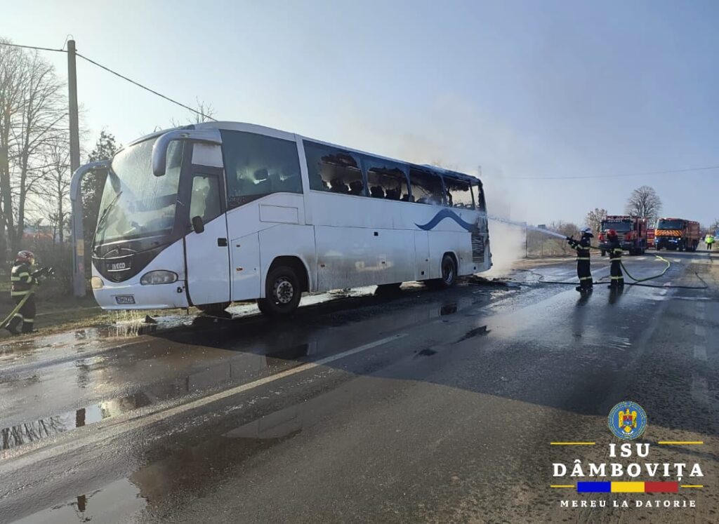 Un incendiu a izbucnit la compartimentul motor al unui autobuz pe DN 7, în localitatea Sălcuța, orașul Titu. În urma apelului la 112, Detașamentul de Pompieri