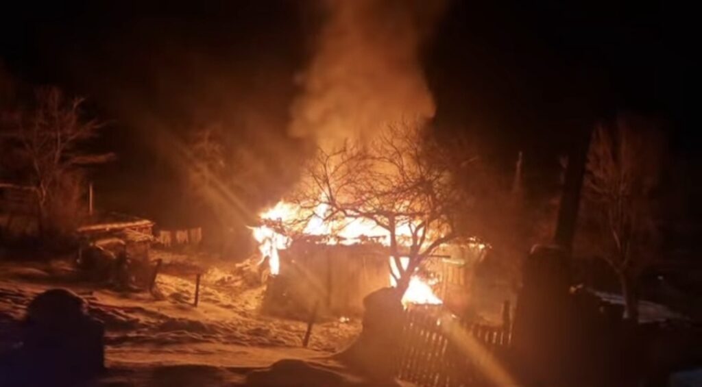Incendiu la o casă din comuna Contești, în  noaptea de 21 spre 22 februarie, în jurul orei 01:49, pompierii din județul Dâmbovița au fost solicitați să intervină la un incendiu izbucnit