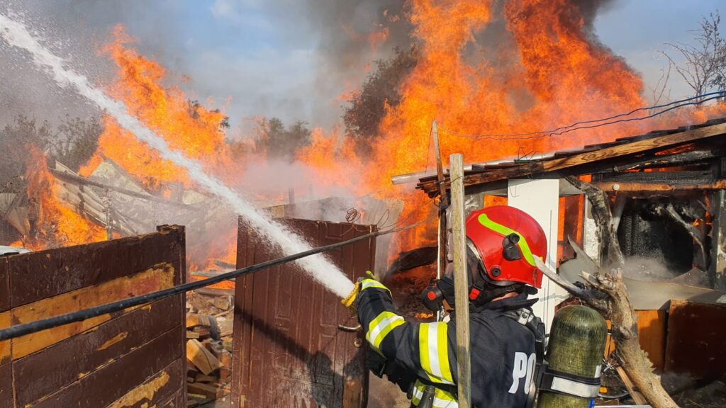 Incendiu  la o casă din comuna Contești, fără victime, pompierii au fost solicitați să intervină.