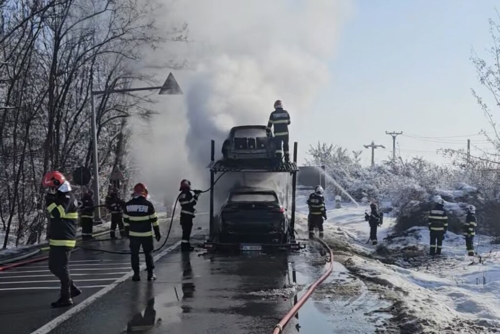 Un incendiu devastator a izbucnit în dimineața zilei de 19 februarie pe DN 72, în zona căii ferate din comuna I.L. Caragiale, unde opt autovehicule aflate pe o platformă au fost cuprinse de flăcări.