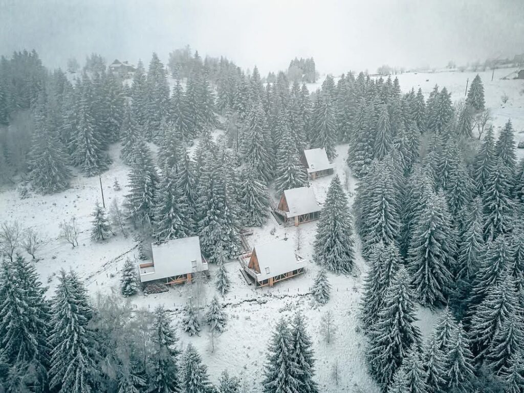 Atenție! Un val de aer polar aduce ger intens în toată țara Atenție, un val de aer polar persistent va lovi România în săptămânile 3 - 9 februarie și 10 - 16 februarie 2025, aducând temperaturi extrem de scăzute.