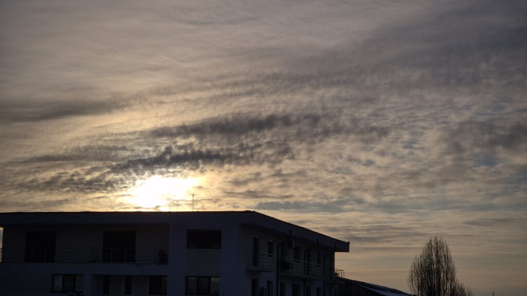 Târgoviște a îmbrăcat astăzi o mantie de iarnă severă, cu termometrele arătând -14 grade Celsius la ora 7:00, iar senzația de frig resimțită a fost de -15 grade.