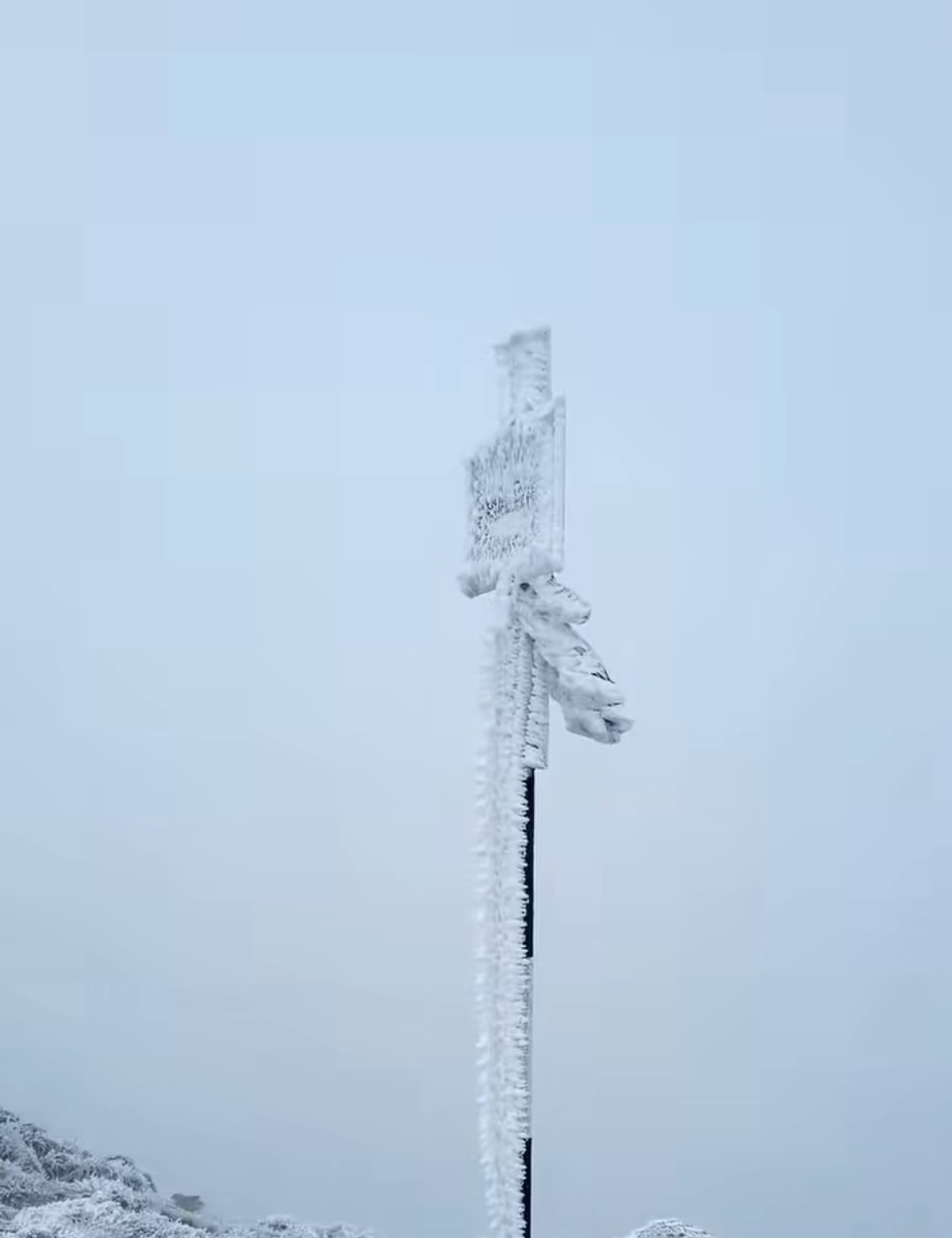 Pentru iubitorii de natură și aventură, Munții Buzăului își deschid porțile în această iarnă, oferind un peisaj de vis. Împresurați de un strat gros de zăpadă