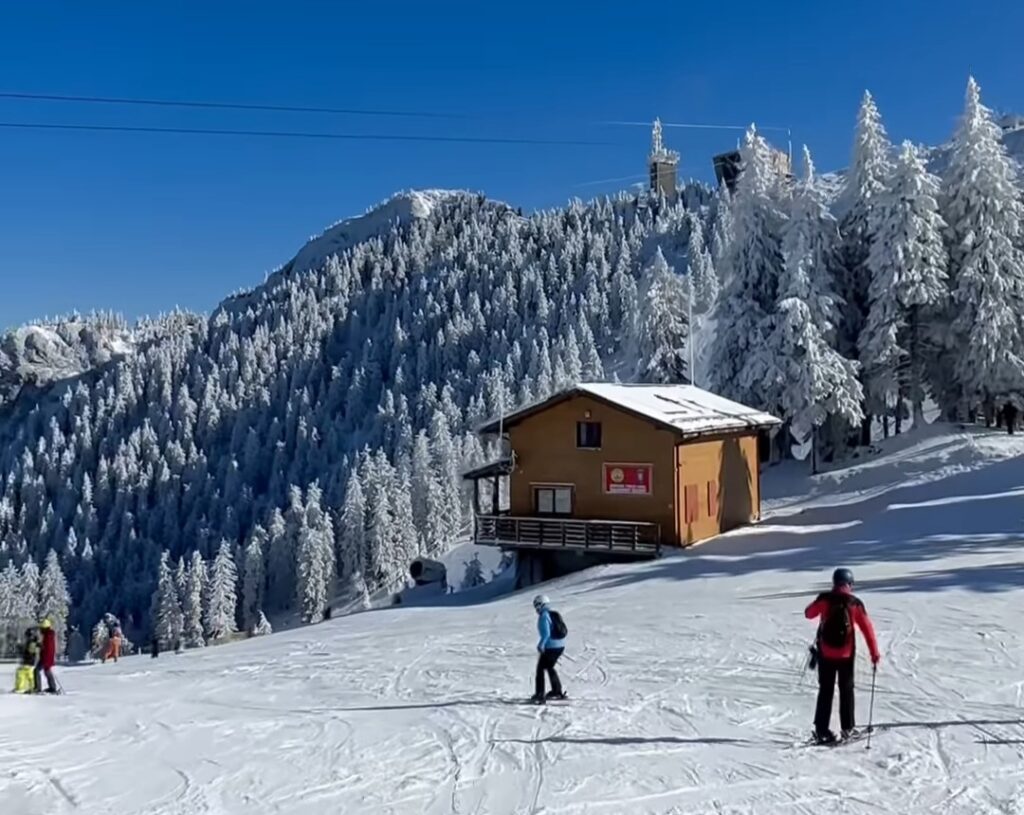 Poiana Brașov oferă iubitorilor de sporturi de iarnă condiții excelente pentru schi și snowboard. Stațiunea este pregătită să își întâmpine