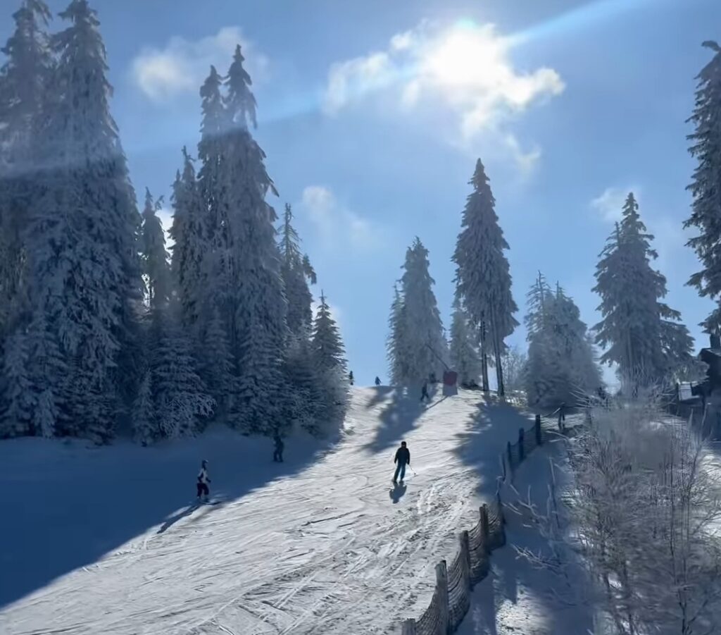 Sezonul de iarnă în Poiana Brașov este în plină desfășurare, iar stațiunea își întâmpină vizitatorii cu pârtii impecabile și peisaje spectaculoase!