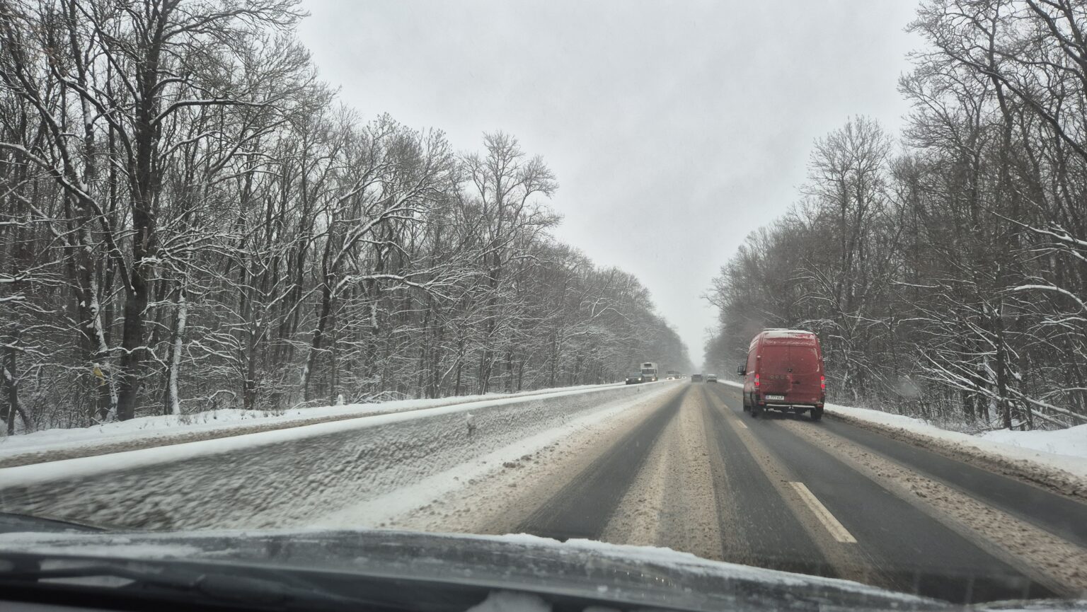 Avertisment important pentru conducătorii auto!În contextul ninsorilor abundente și al temperaturilor scăzute care vor afecta multe zone din țară, Poliția Română lansează un apel către toți conducătorii auto: conduceți prudent și adaptați-vă condițiilor de drum!