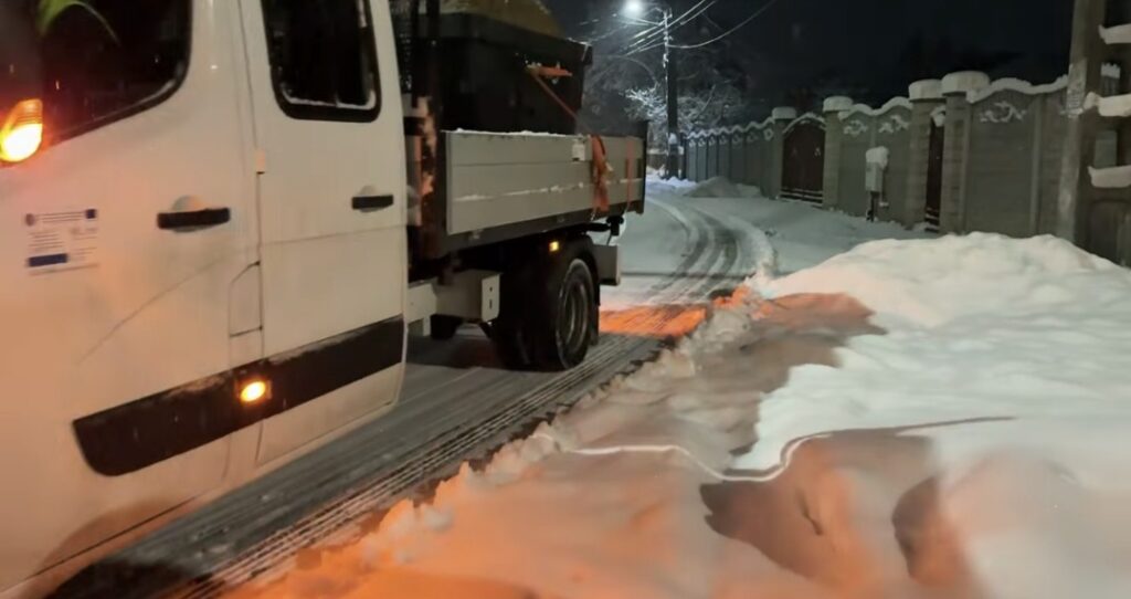 Primarul Emanuel Spătaru: Suntem pe străzi non-stop pentru siguranța locuitorilor comunei Răzvad În această dimineață, primarul Emanuel Spătaru a transmis un mesaj de mulțumire către locuitorii comunei Răzvad
