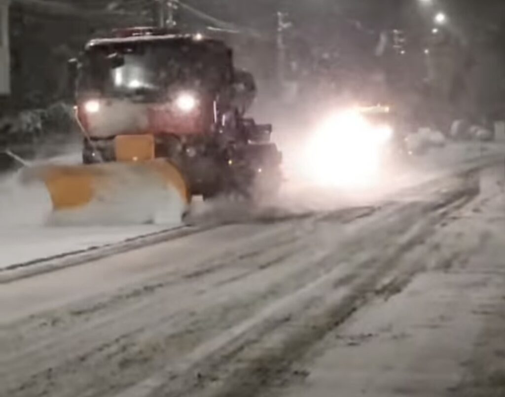 Pimăria Târgoviște face  față primei ninsoare serioase din această iarnă cu o intervenție rapidă și eficientă din partea autorităților locale.