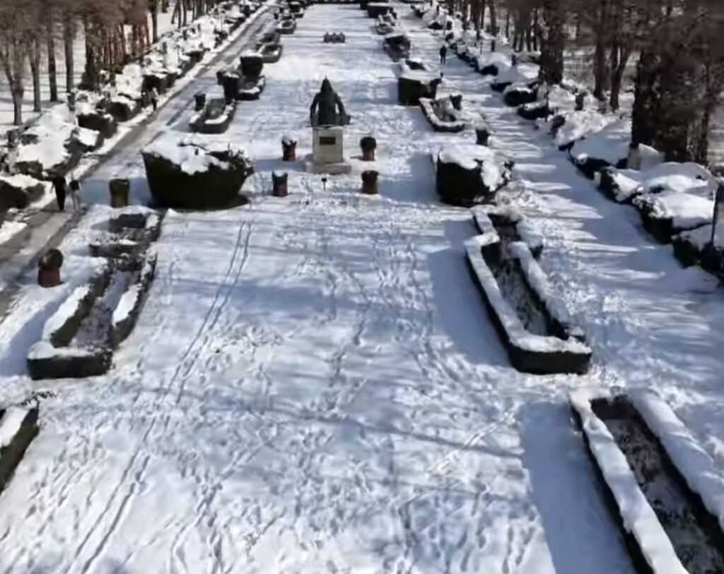  Târgoviște a fost surprinsă de o dimineață autentică de iarnă, cu zăpadă  peste oraș și temperaturi care ne amintesc de iernile de altădată.