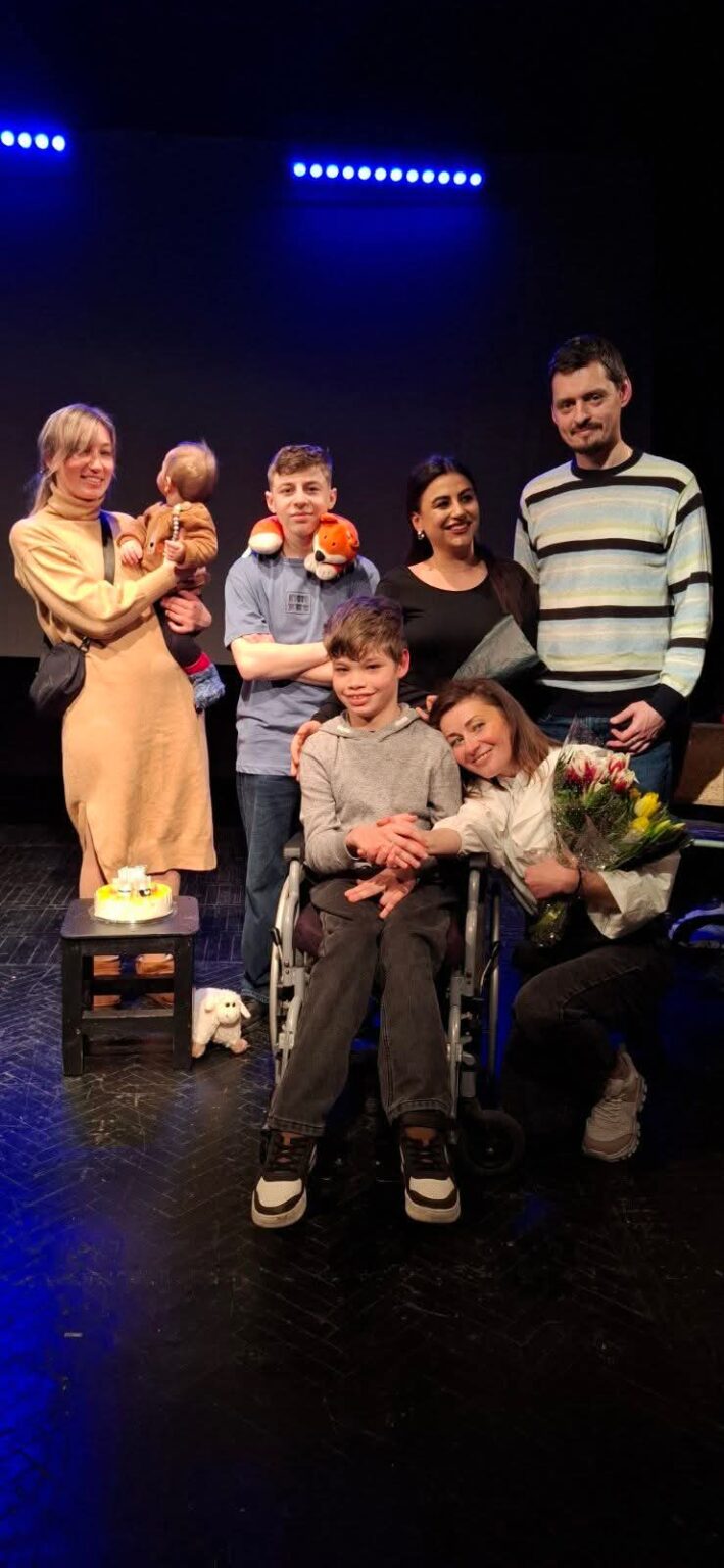 În seara zilei de 15 februarie 2025, Teatrul „Tony Bulandra” din Târgoviște a găzduit o premieră emoționantă, care a marcat o primă pentru România