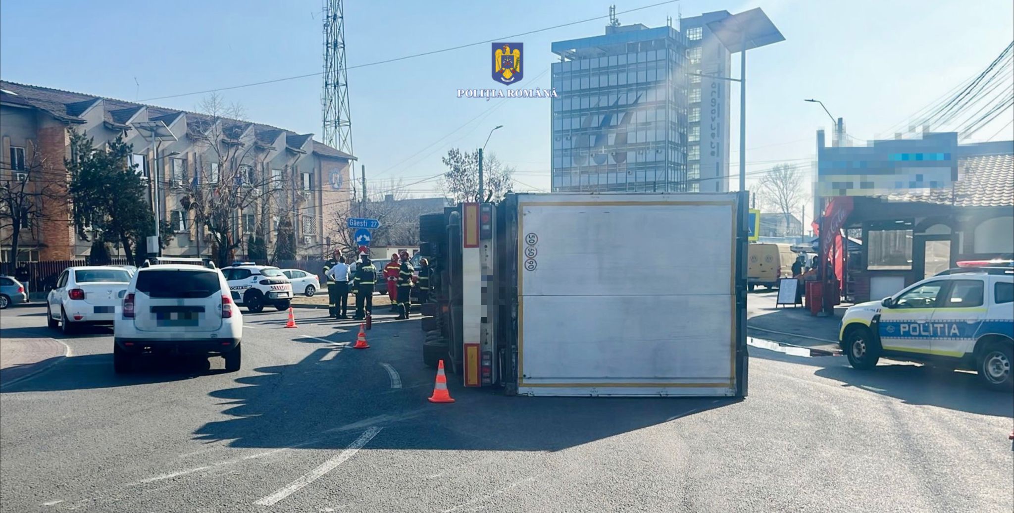 Un tir s-a răsturnat pe Șoseaua Găești, astăzi, 12 februarie, în municipiul Târgoviște, în jurul orei după-amiezii.