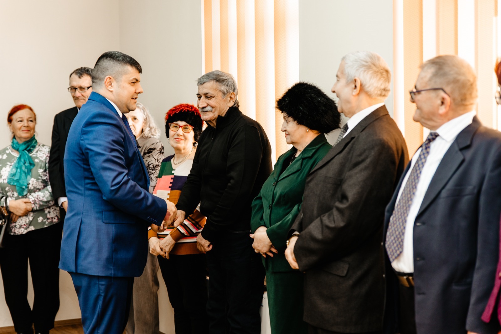 Titu: Premii pentru cuplurile de aur de Dragobete!Astăzi, de Dragobete, sărbătoarea iubirii și a legăturilor trainice, Primăria Orașului Titu a celebrat fidelitatea și devotamentul cuplurilor care au demonstrat ce înseamnă o căsnicie de lungă durată.