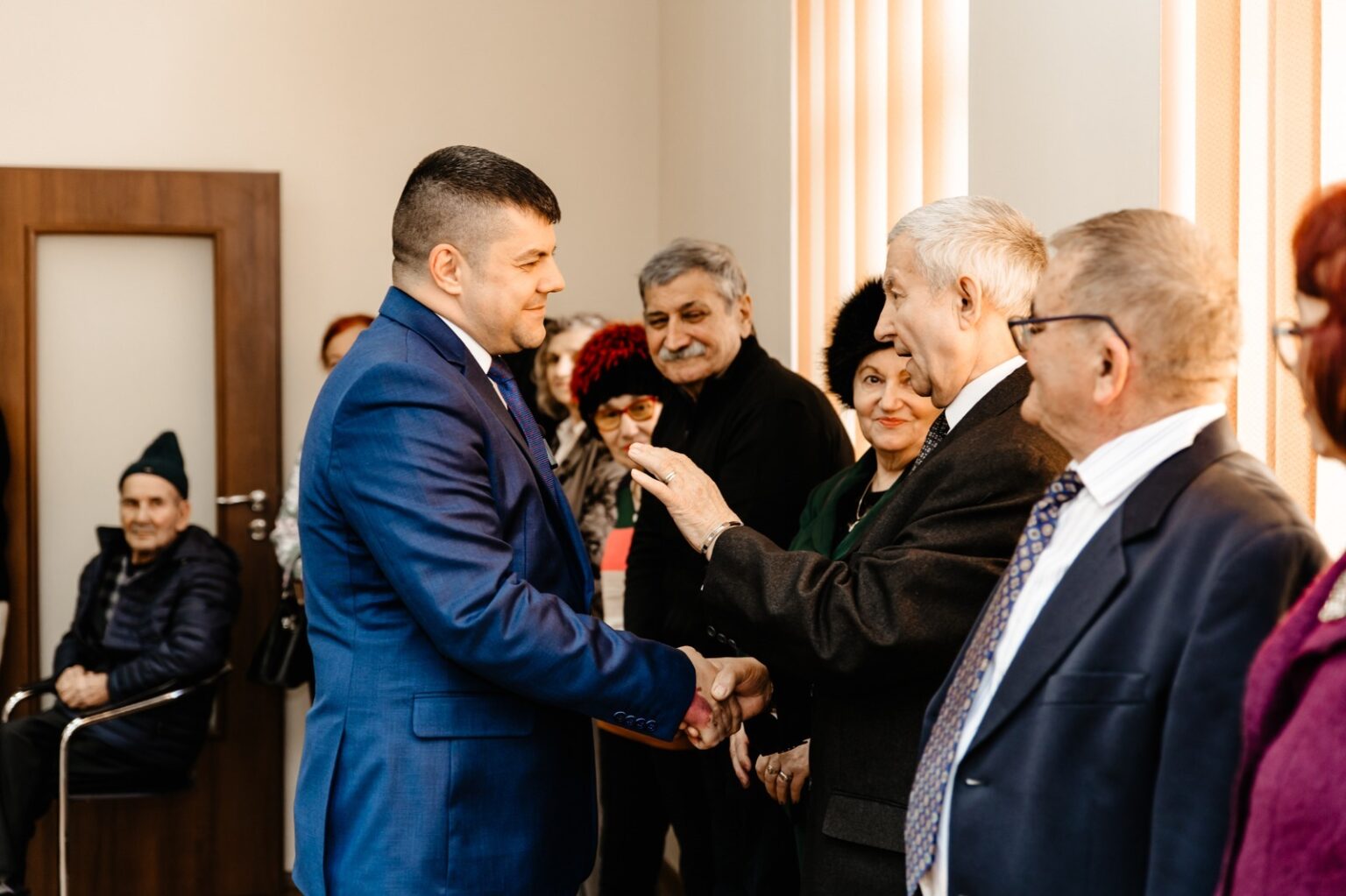 Titu: Premii pentru cuplurile de aur de Dragobete! Titu: Premii pentru cuplurile de aur de Dragobete!Astăzi, de Dragobete, sărbătoarea iubirii și a legăturilor trainice, Primăria Orașului Titu a celebrat fidelitatea și devotamentul cuplurilor care au demonstrat ce înseamnă o căsnicie de lungă durată.