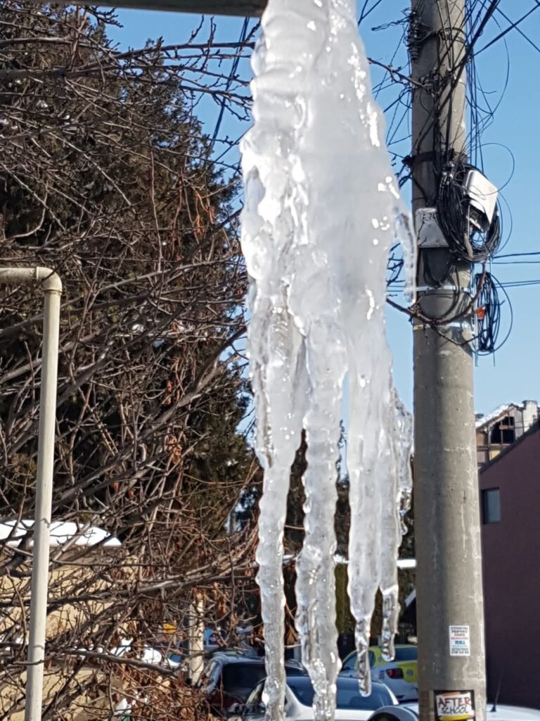 Avertisment pentru cetățeni: Atenție la gheața de pe acoperișuri și fațade ! Avertisment pentru cetățeni: Atenție la gheața de pe acoperișuri și fațade !