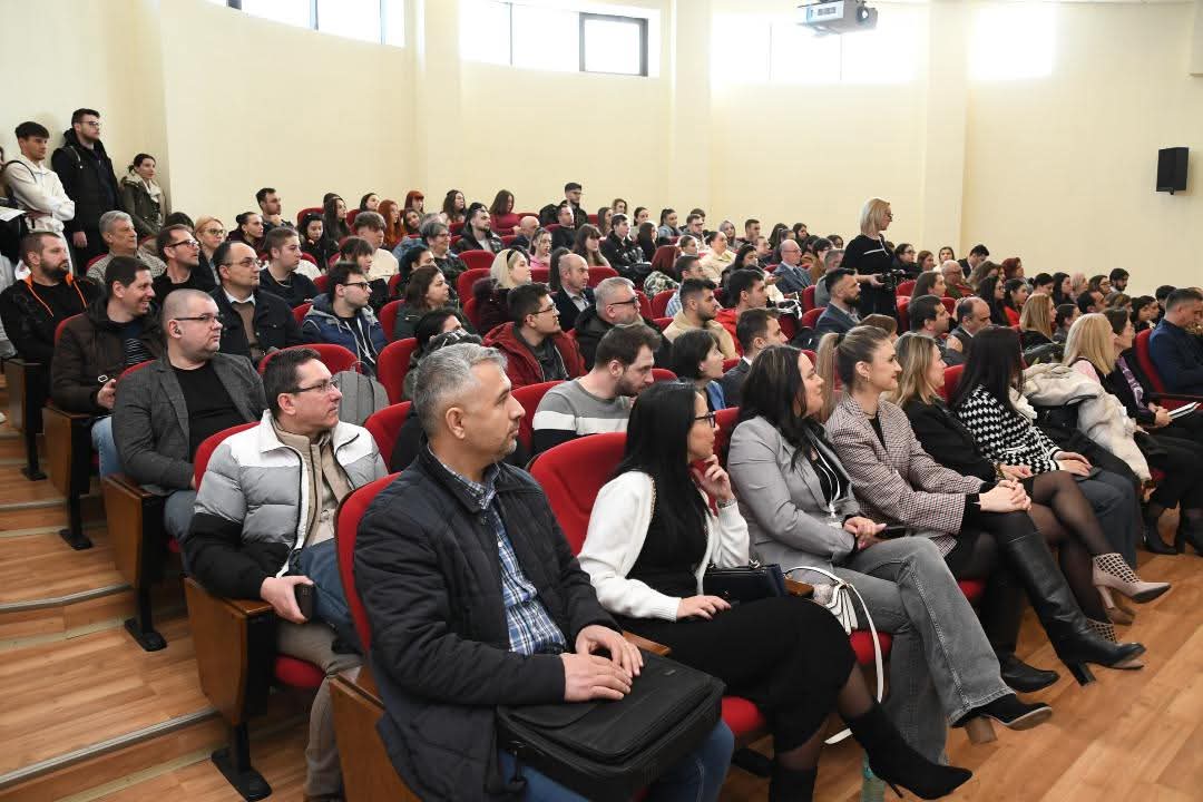 Universitatea „Valahia” din Târgoviște a fost gazda unui eveniment deosebit – prima ediție a workshop-ului cu tema „Protecția Cibernetică în era NIS2 și DORA”. Evenimentul a reunit experți în securitate cibernetică și autorități, aducând în discuție cele mai recente reglementări europene în domeniu.