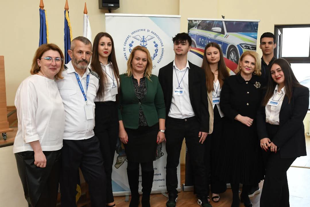 Universitatea „Valahia” din Târgoviște a fost gazda unui eveniment deosebit – prima ediție a workshop-ului cu tema „Protecția Cibernetică în era NIS2 și DORA”. Evenimentul a reunit experți în securitate cibernetică și autorități, aducând în discuție cele mai recente reglementări europene în domeniu.