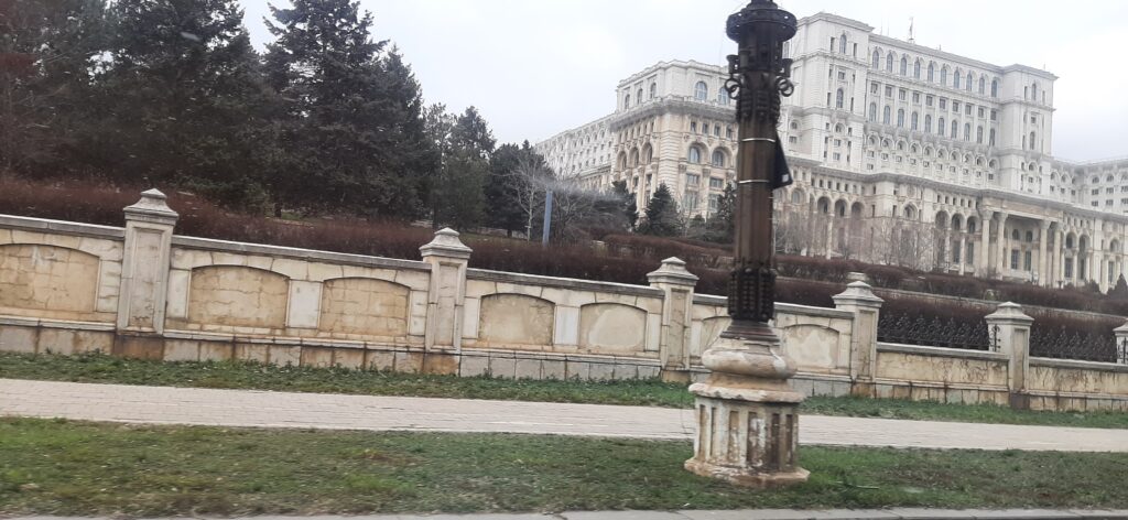 Vreme geroasă,  astăzi, 6 februarie 2025. Vremea va aduce un amestec de frig și ninsori ușoare, cu un început de zi cu temperaturi scăzute și un cer înnorat.