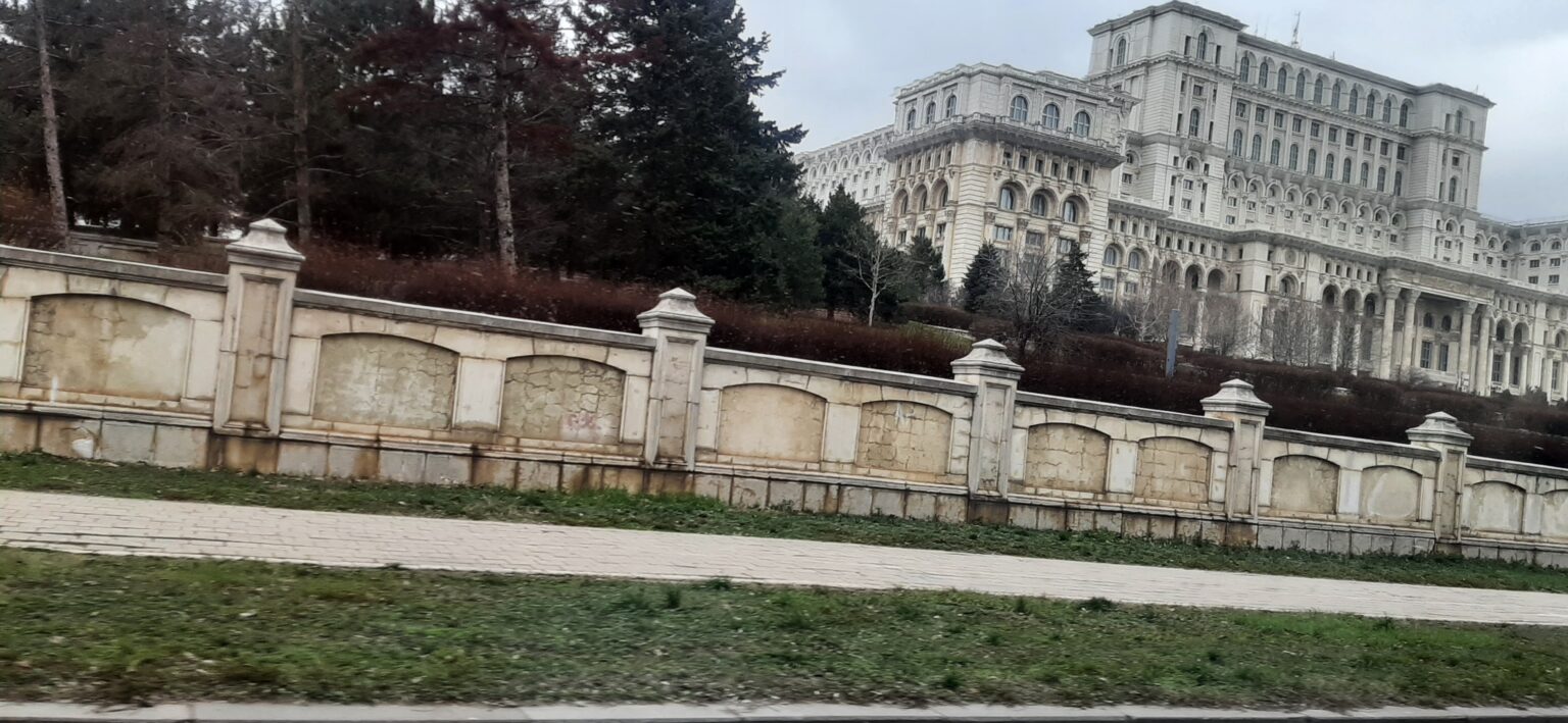 Vreme geroasă,  astăzi, 6 februarie 2025. Vremea va aduce un amestec de frig și ninsori ușoare, cu un început de zi cu temperaturi scăzute și un cer înnorat.