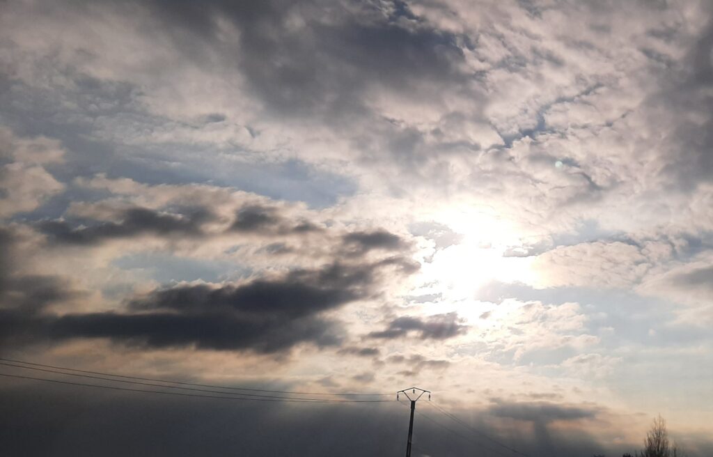 Vreme geroasă în județul Dâmbovița: Temperaturi de până la -7 grade Celsius Vreme geroasă, astăzi, județul Dâmbovița se confruntă cu o răcire semnificativă a vremii, iar începutul de weekend aduce temperaturi extrem de scăzute.