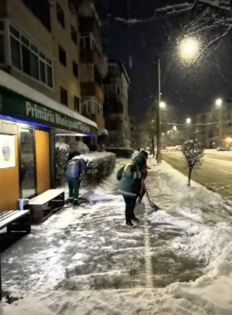 La Târgoviște în plină iarnă autentică: Mobilizare exemplară a autorităților pentru siguranța cetățenilor La Târgoviște în fața ninsorilor abundente și a vremii capricioase, Primăria municipiului Târgoviște a demonstrat o mobilizare rapidă și eficientă pentru asigurarea siguranței și confortului locuitorilor.
